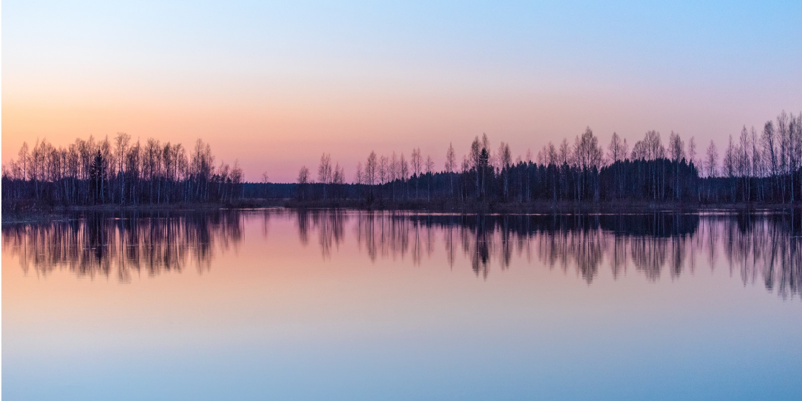 immagine di un lago con riflessi del cielo rosaal tramonto