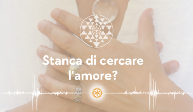 due mani portate al petto all'altezza del cuore