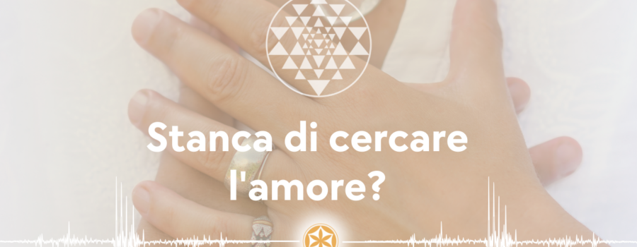 due mani portate al petto all'altezza del cuore